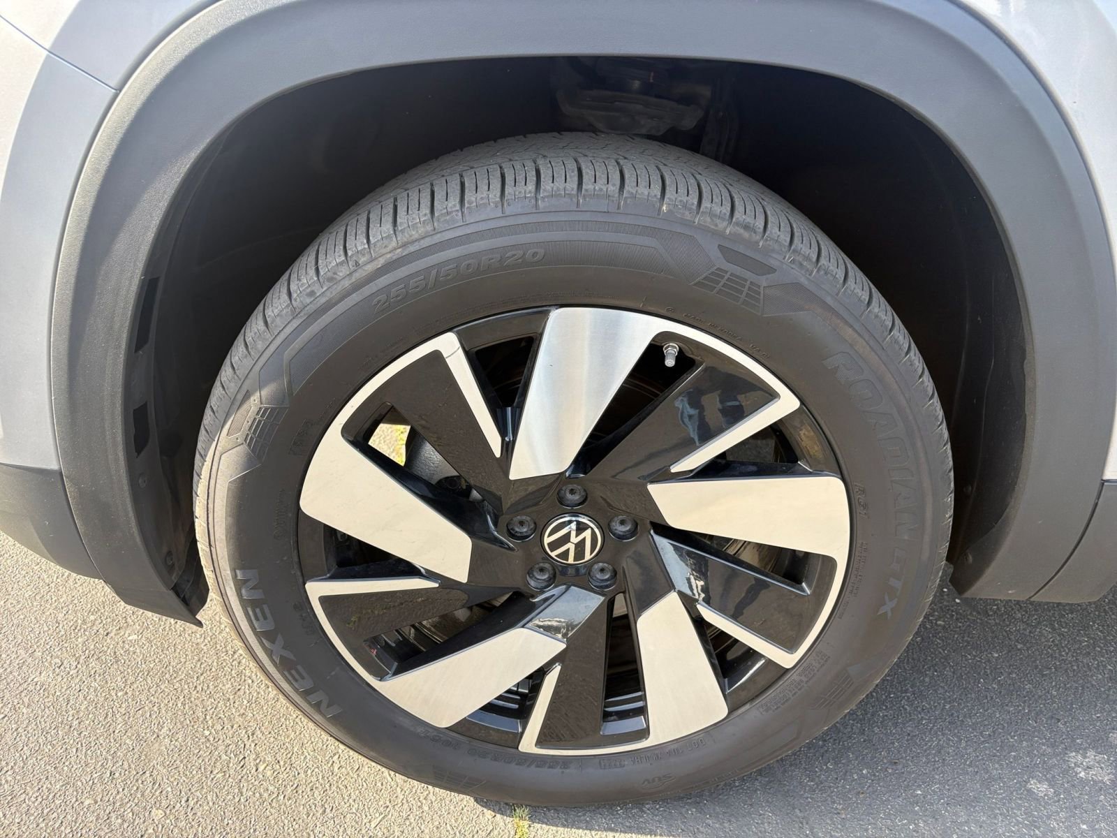 Used 2025 Volkswagen Atlas Cross Sport SE image 32