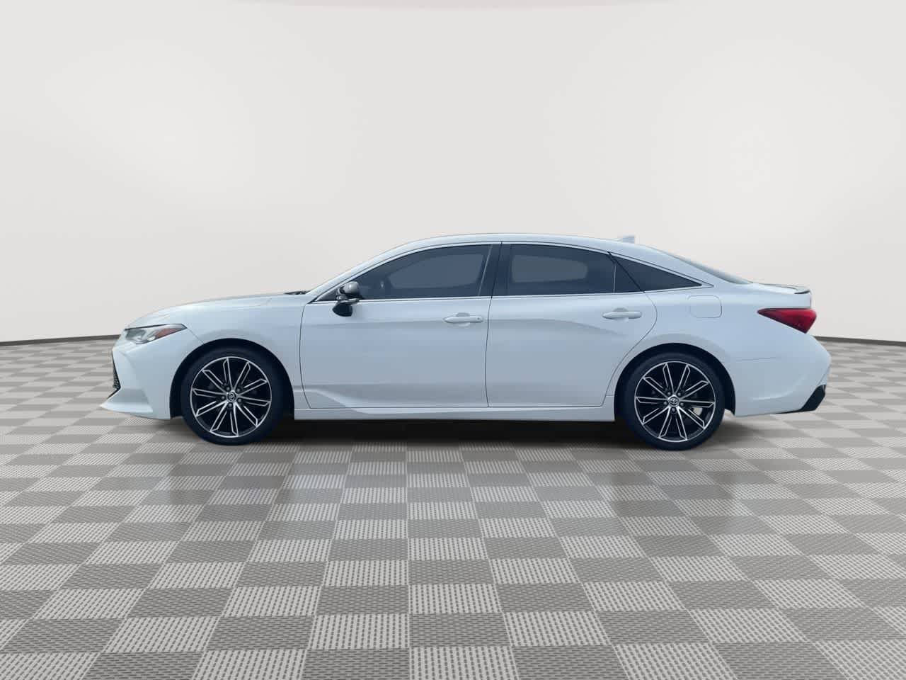 Used 2019 Toyota Avalon Touring FWD image 5
