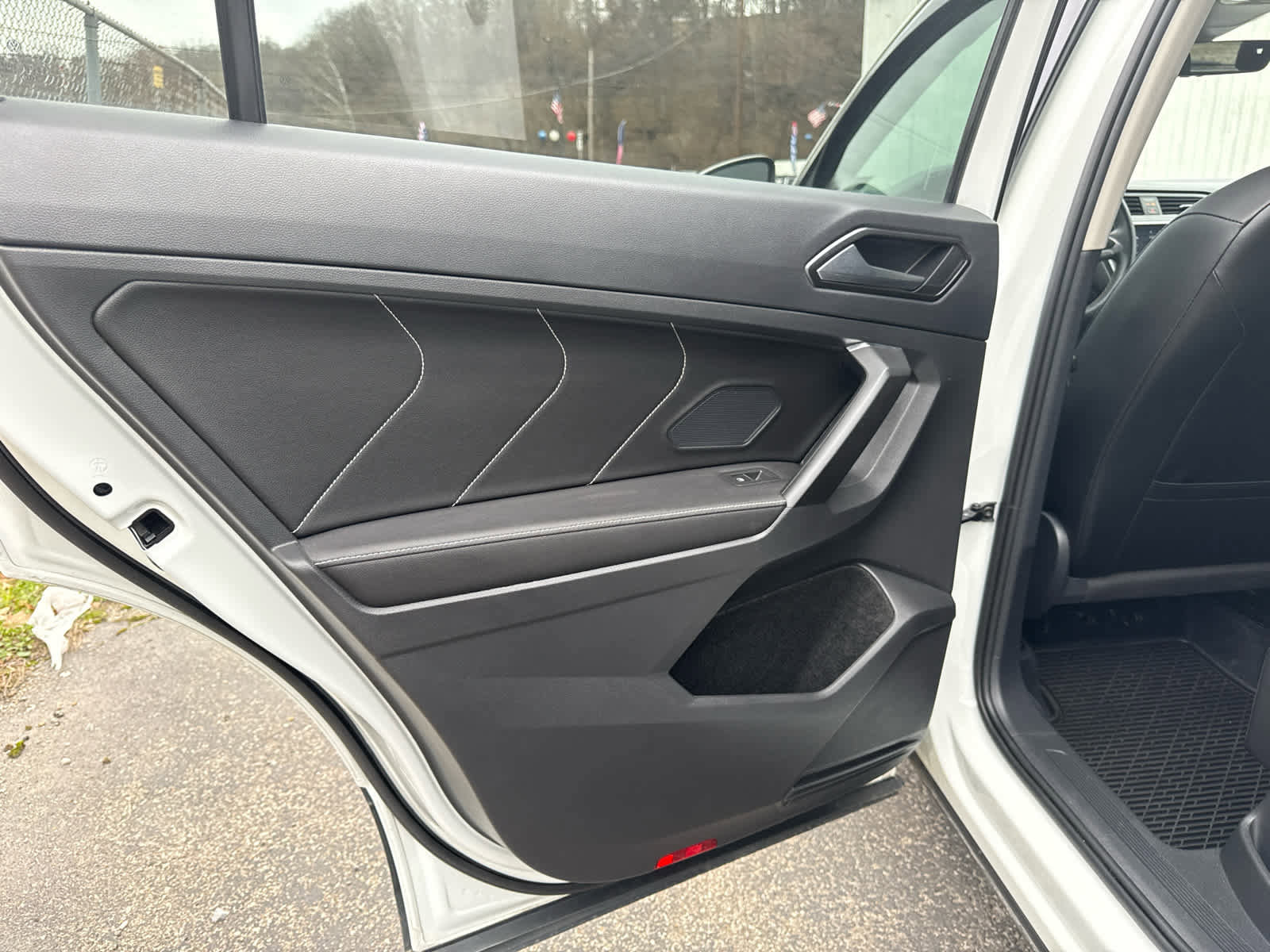 Used 2022 Volkswagen Tiguan SE image 24