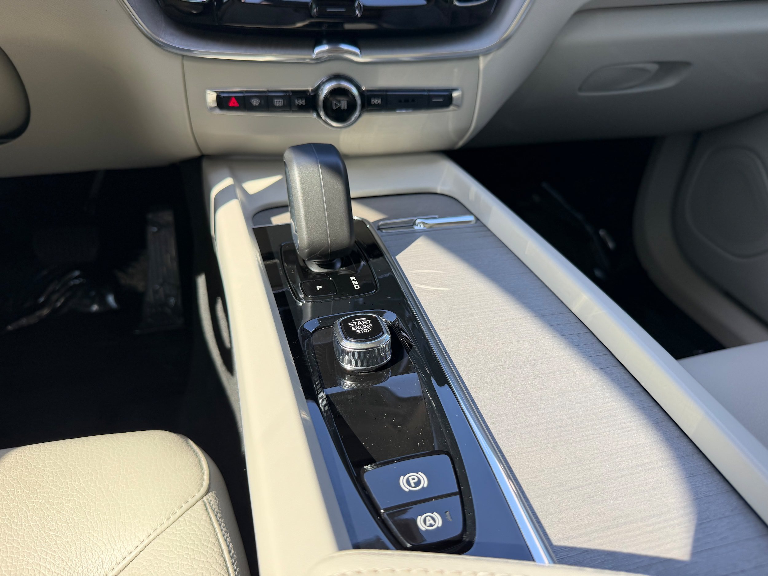 Certified 2023 Volvo XC60 B5 Plus AWD/4WD image 16