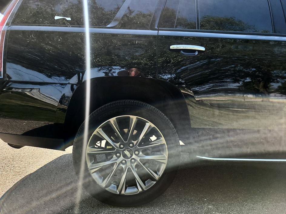 Used 2020 Cadillac Escalade Luxury w/ Escalade Sport Edition AWD/4WD image 18