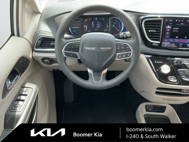 Used 2023 Chrysler Pacifica Touring-L FWD image 15