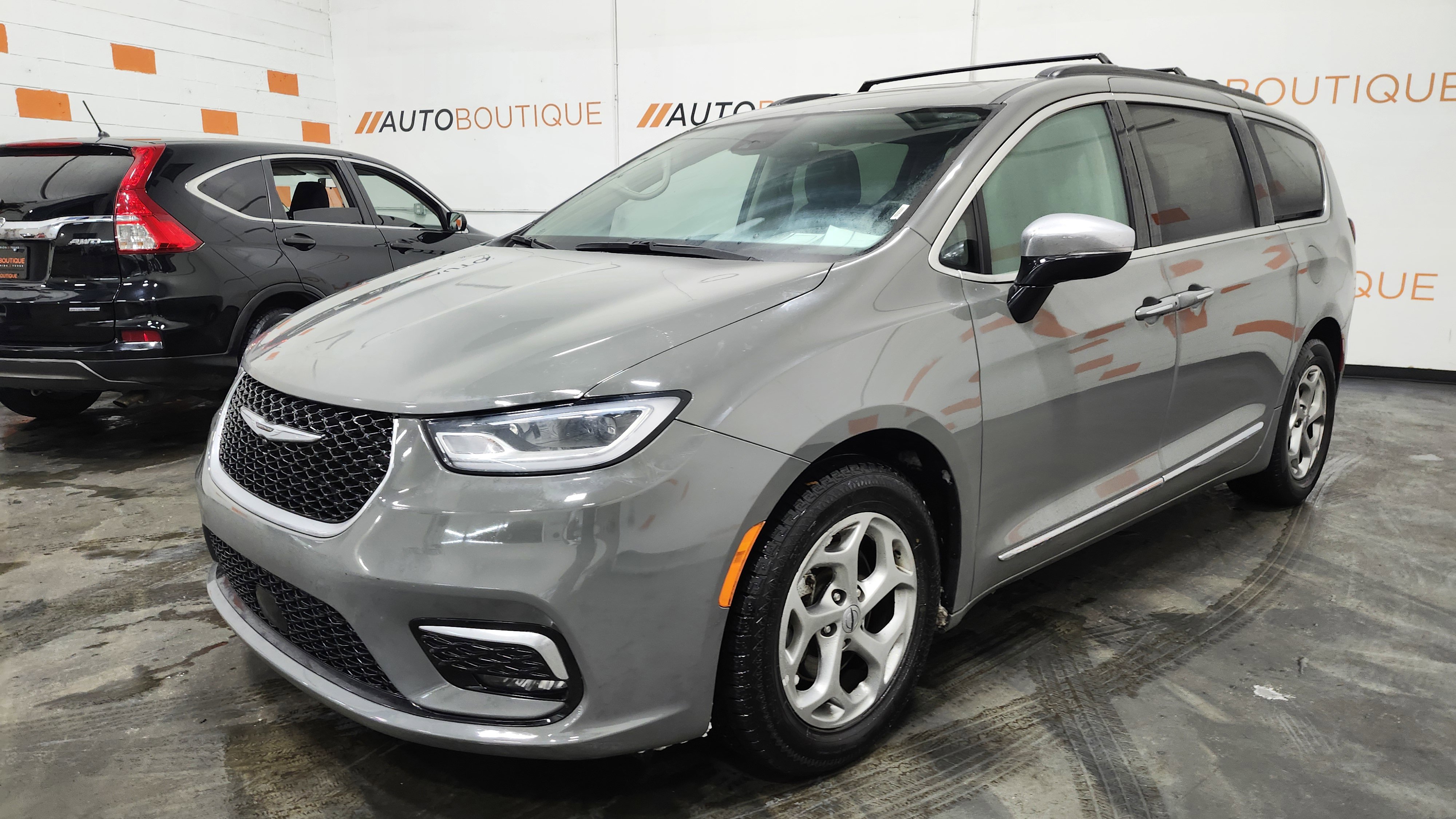 Used 2023 Chrysler Pacifica Limited image 14