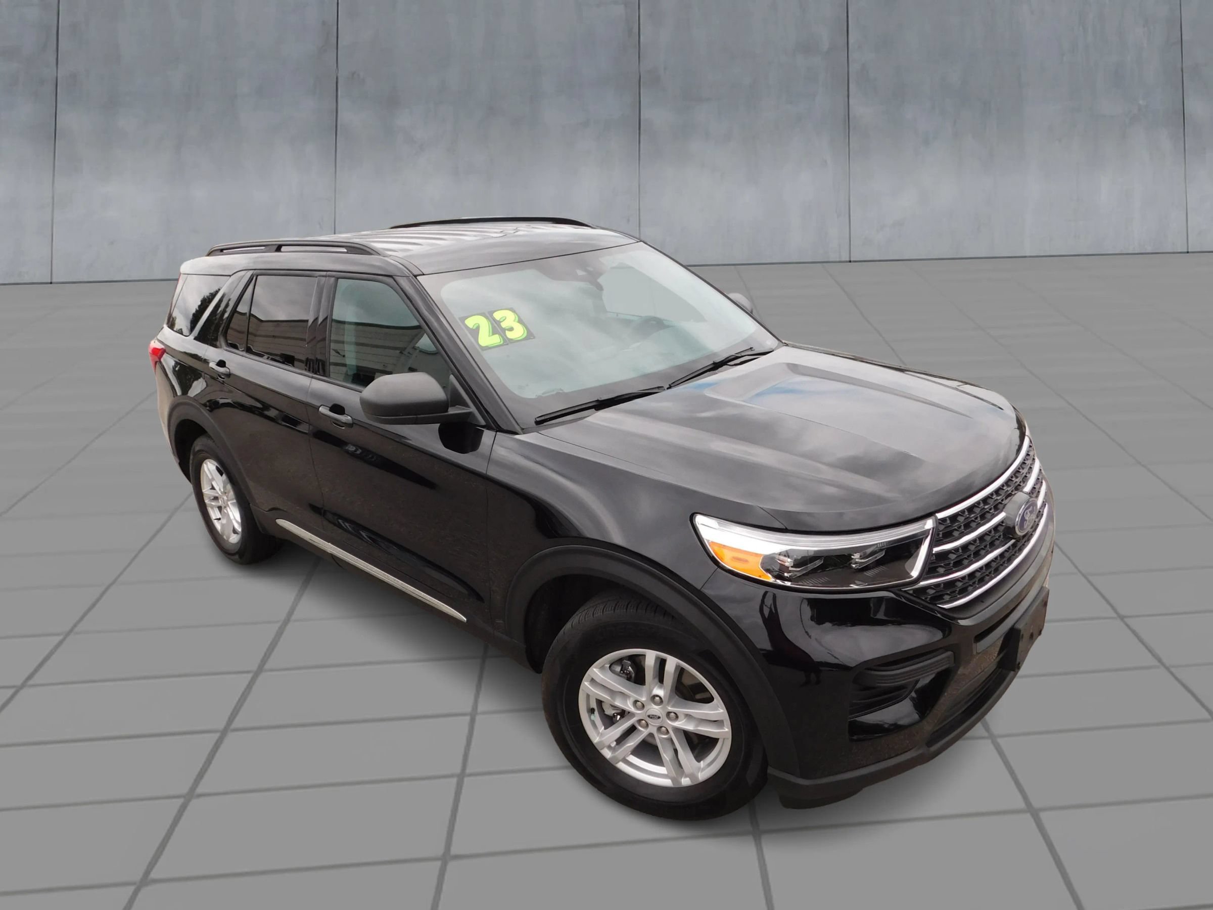 Used 2023 Ford Explorer XLT AWD/4WD image 2