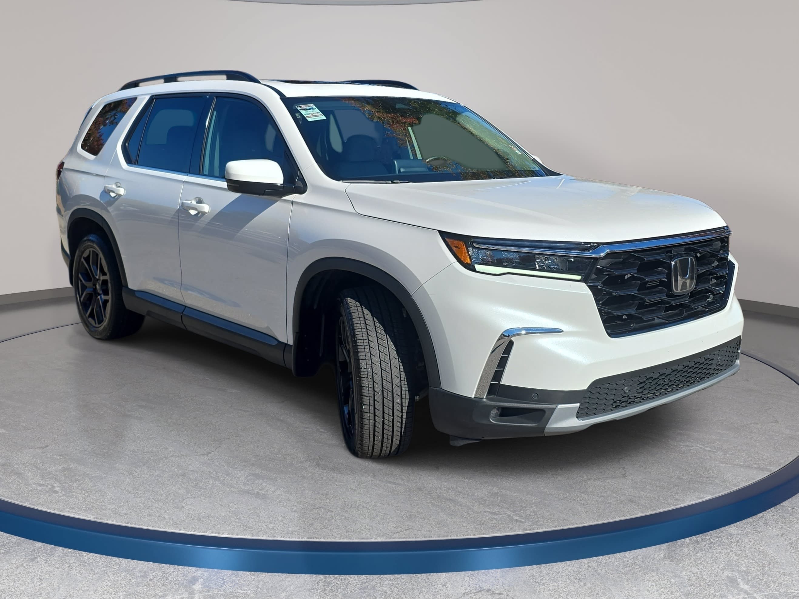 Used 2025 Honda Pilot Touring image 3