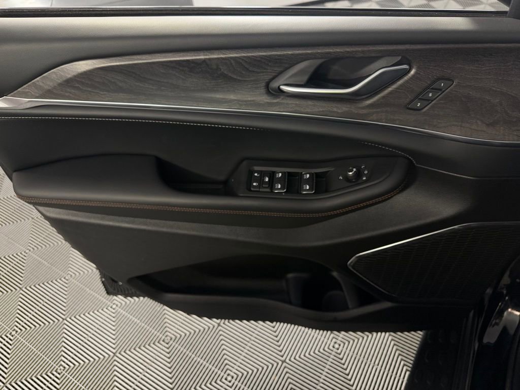 Used 2025 Jeep Grand Cherokee L Overland w/ Trailer Tow Package AWD/4WD image 25