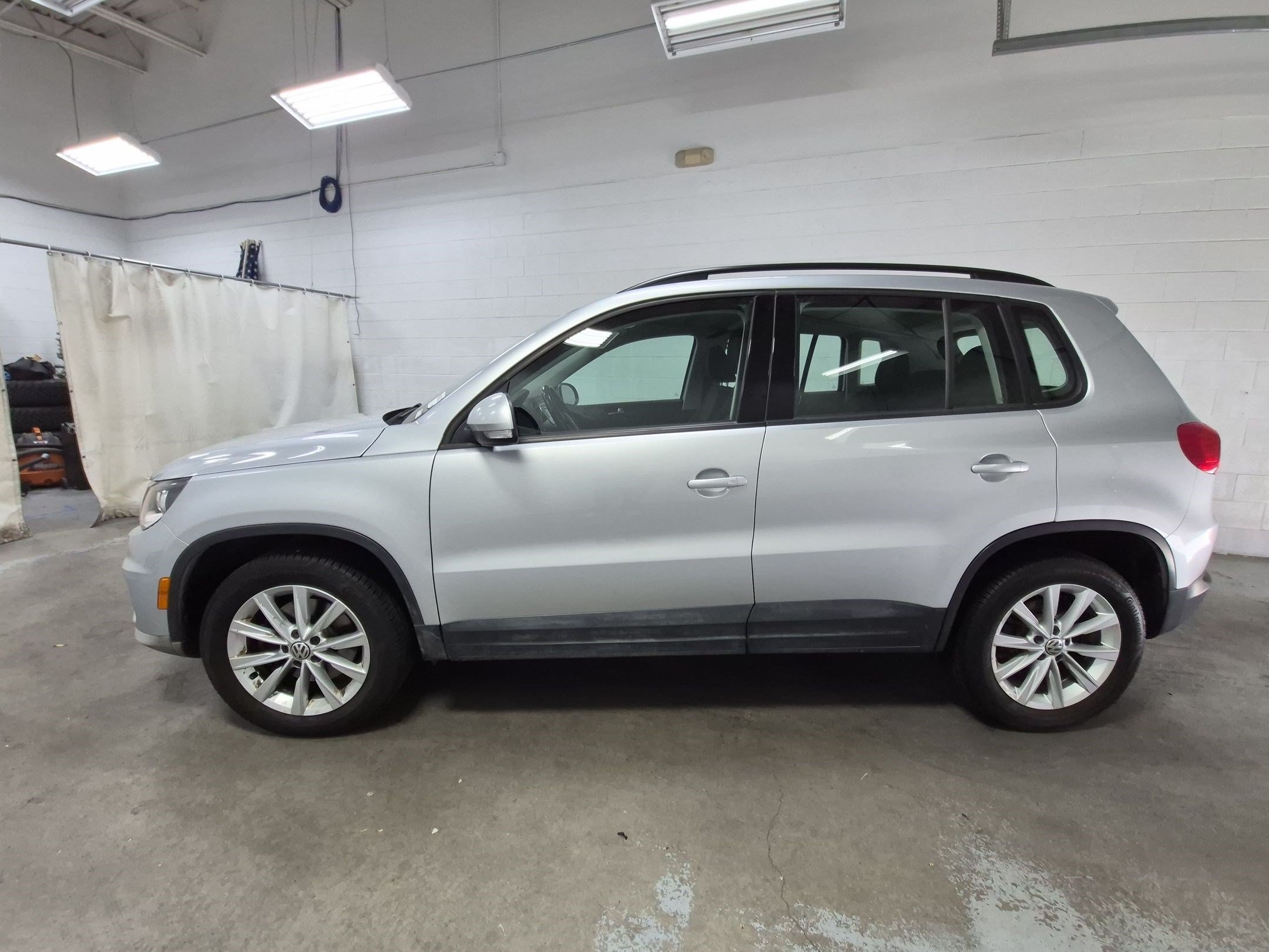 Used 2017 Volkswagen Tiguan Limited w/ Premium Package AWD/4WD image 10