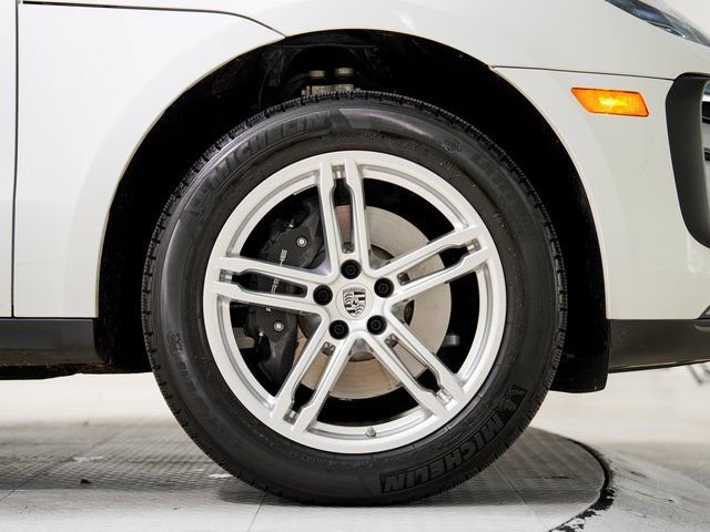Certified 2025 Porsche Macan image 30