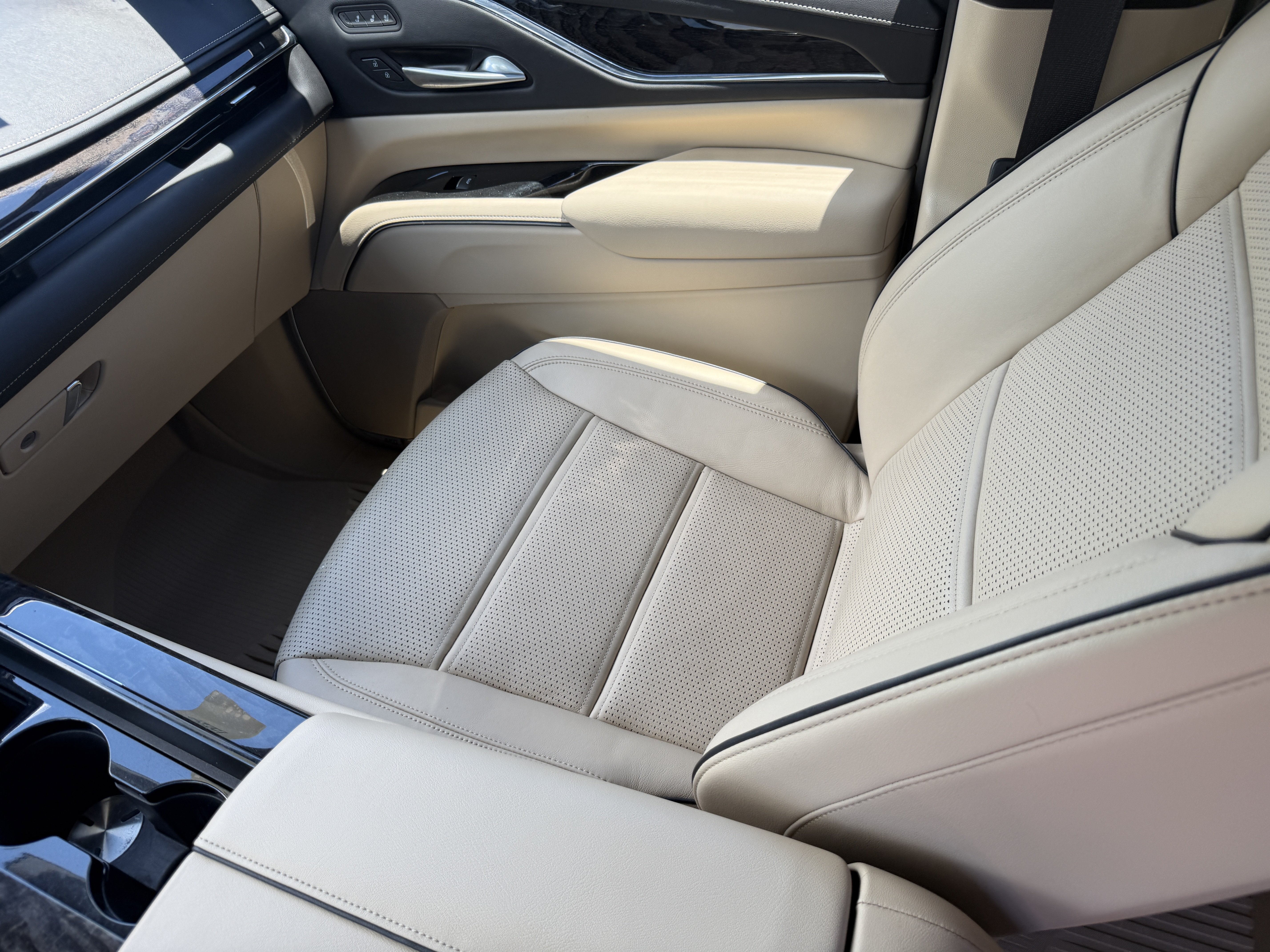 Certified 2023 Cadillac Escalade Premium Luxury AWD/4WD image 16