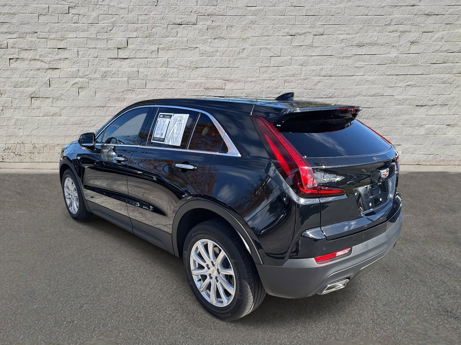 Used 2023 Cadillac XT4 Luxury w/ Cold Weather Package image 7