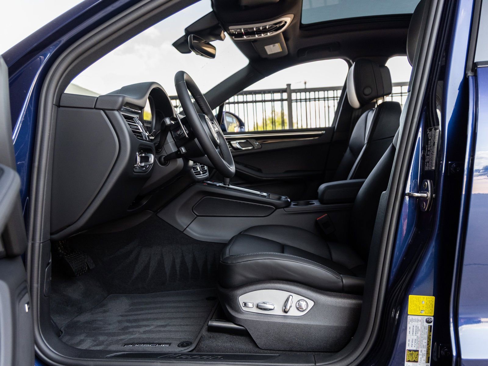 Certified 2025 Porsche Macan image 21