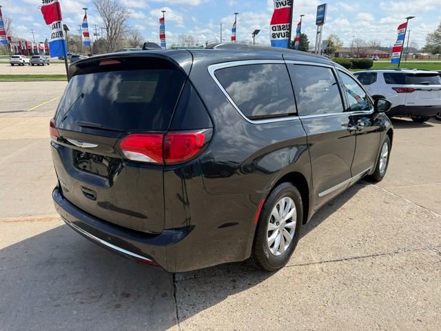 Used 2017 Chrysler Pacifica Touring-L FWD image 5