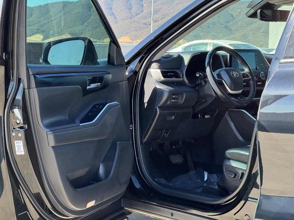 Used 2022 Toyota Highlander XLE FWD image 9