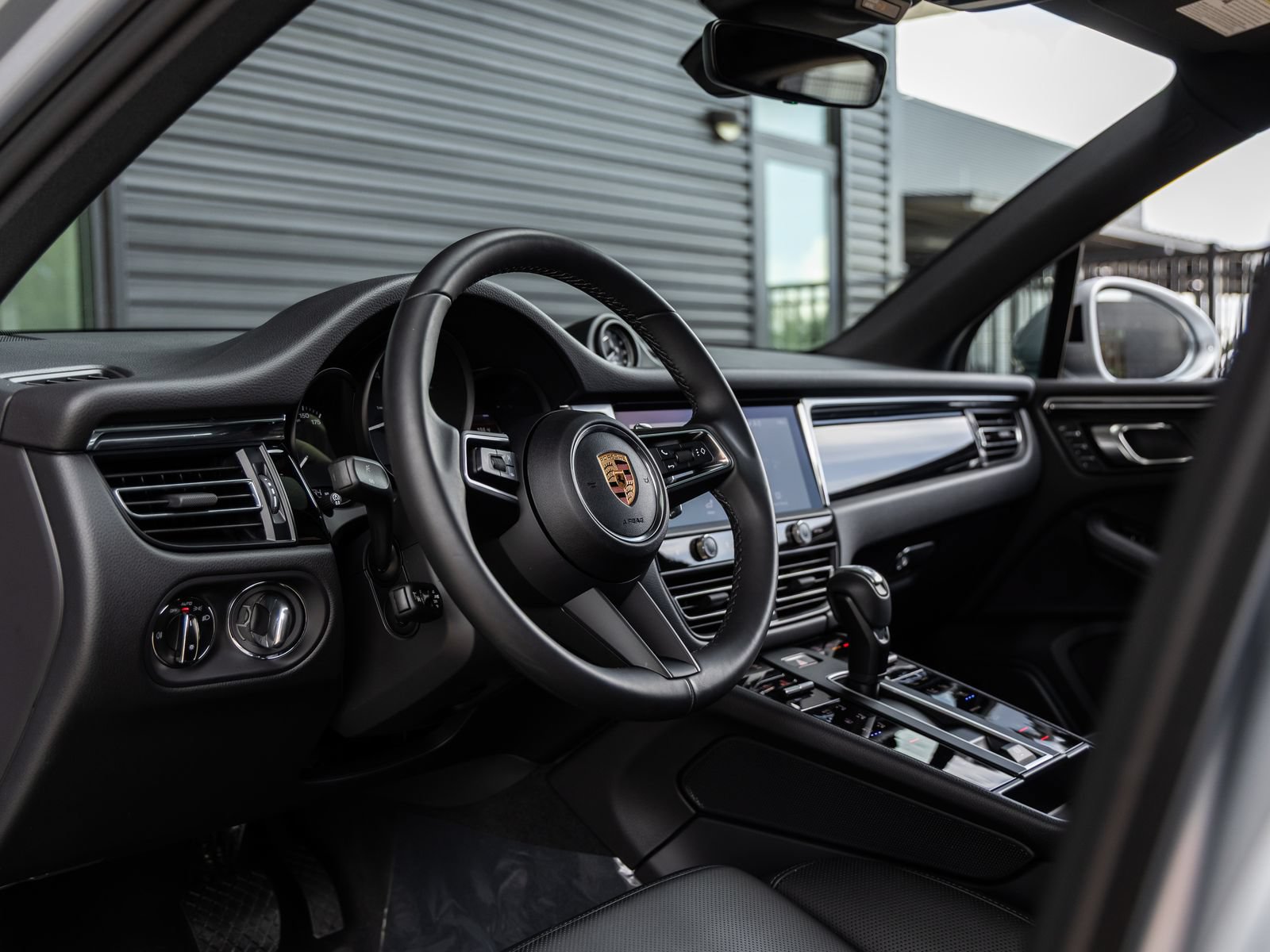 Certified 2026 Porsche Macan AWD/4WD image 4