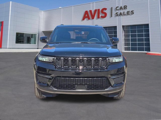 Used 2025 Jeep Grand Cherokee Altitude AWD/4WD image 2