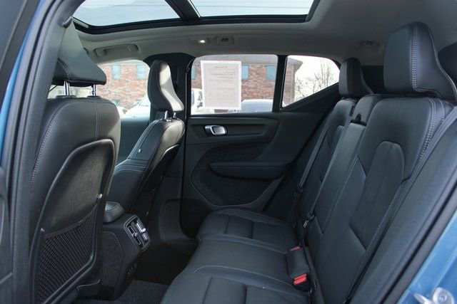 Used 2025 Volvo XC40 B5 Plus image 33