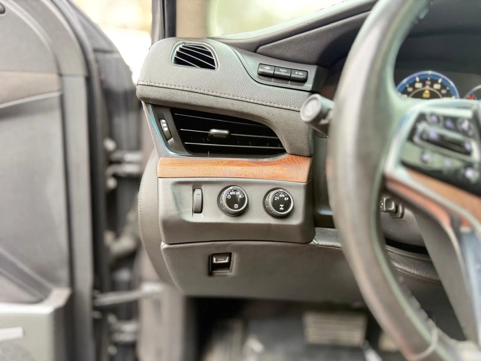 Used 2015 Cadillac Escalade Premium AWD/4WD image 25