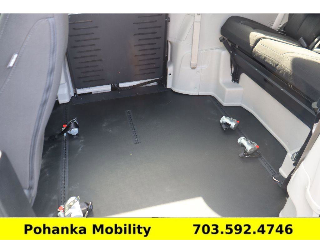 Used 2023 Chrysler Voyager LX image 27
