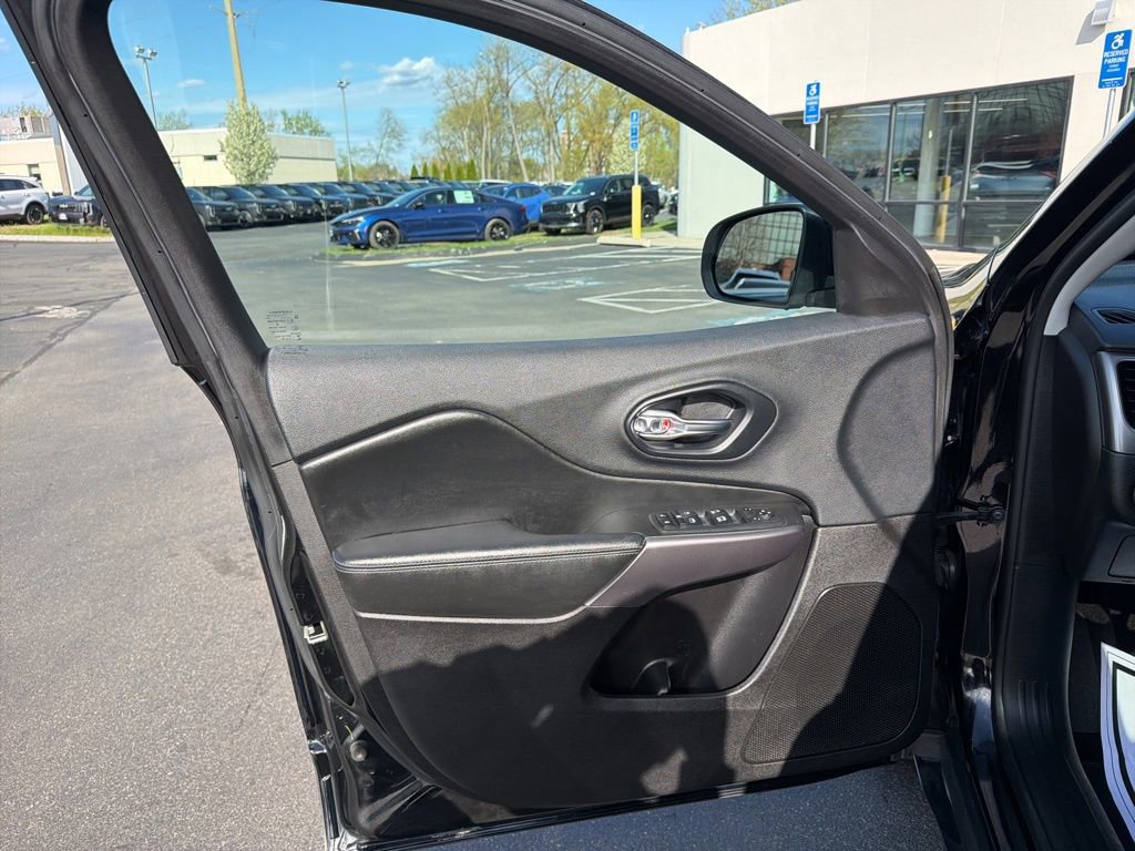 Used 2019 Jeep Cherokee Latitude Plus w/ Comfort/Convenience Group image 27