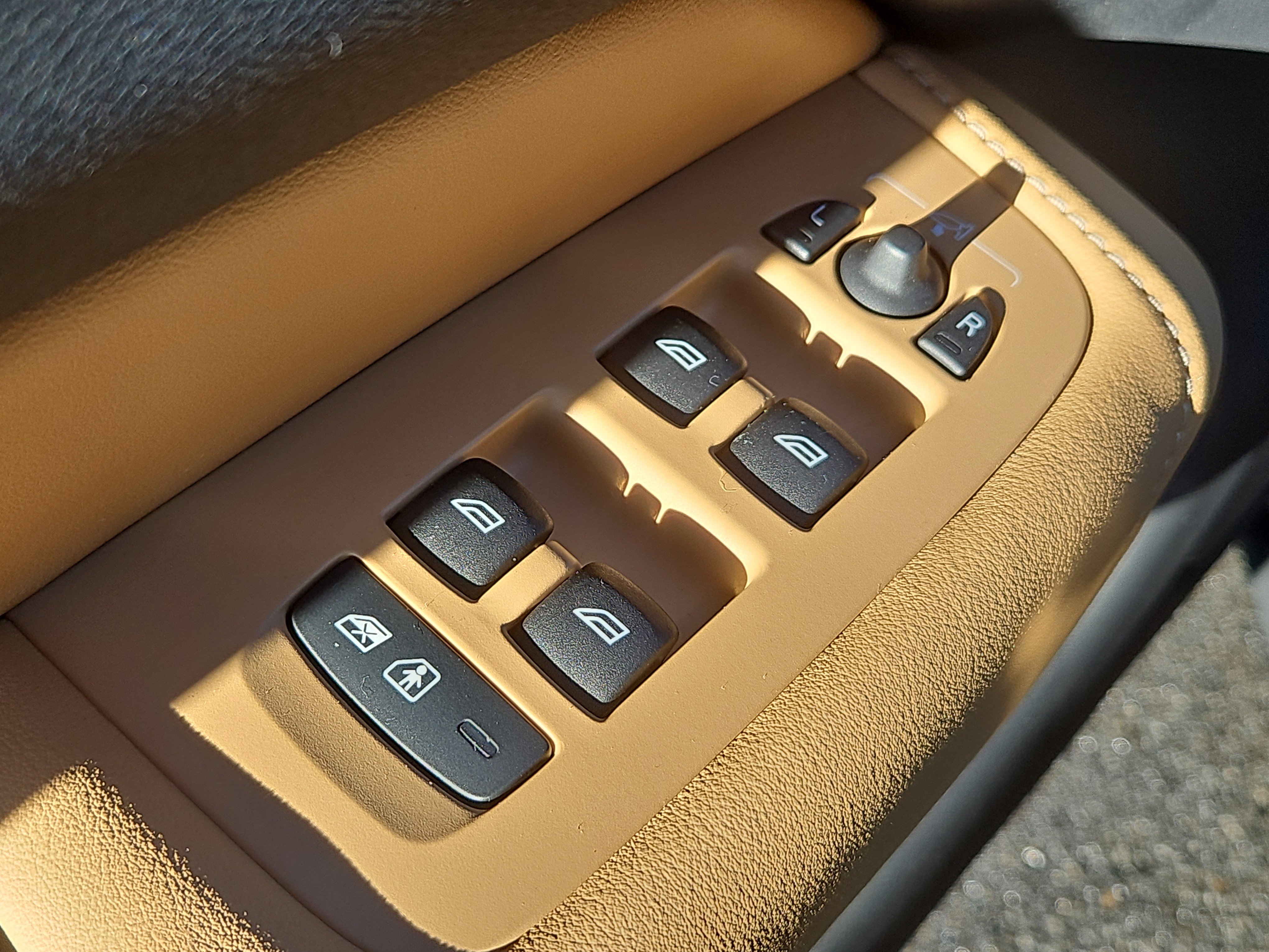 Used 2025 Volvo XC60 B5 Ultra w/ Protection Package Premier image 23