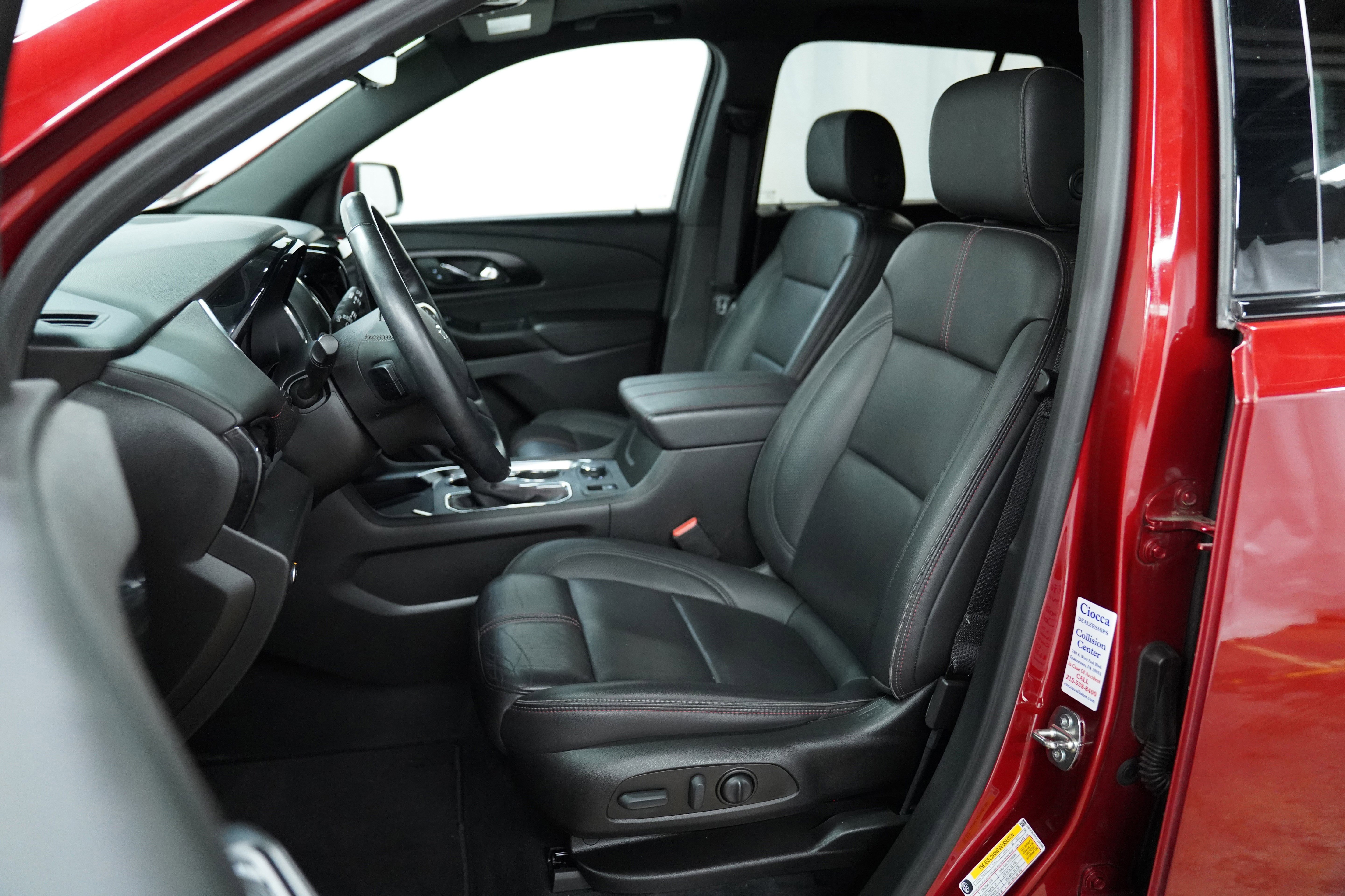 Used 2023 Chevrolet Traverse RS video 4