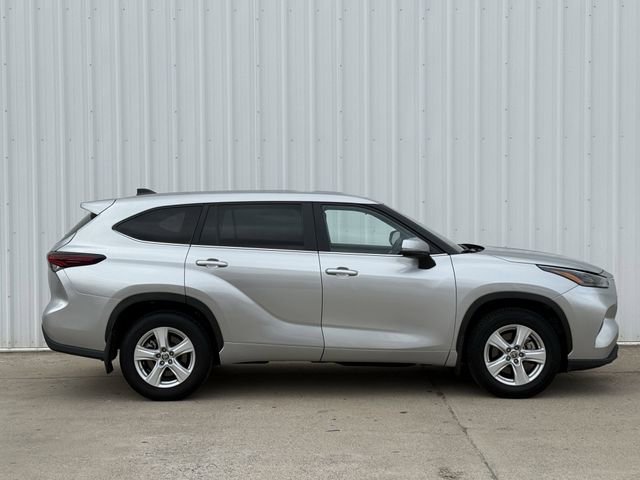 Used 2024 Toyota Highlander LE AWD/4WD image 3