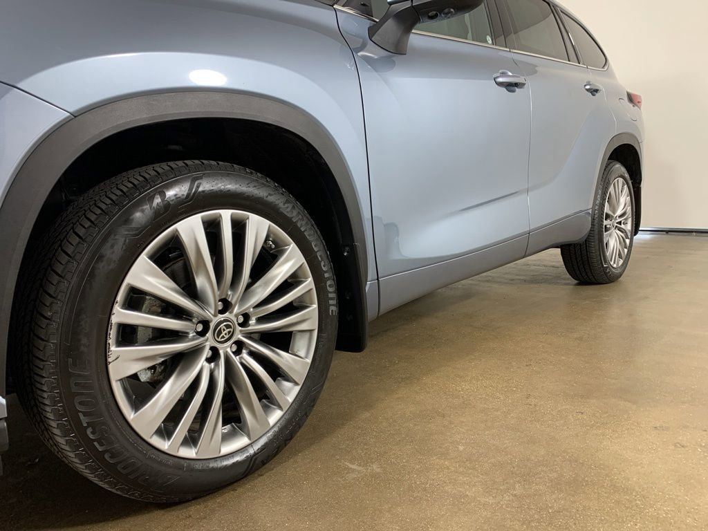 Used 2023 Toyota Highlander Platinum AWD/4WD image 2