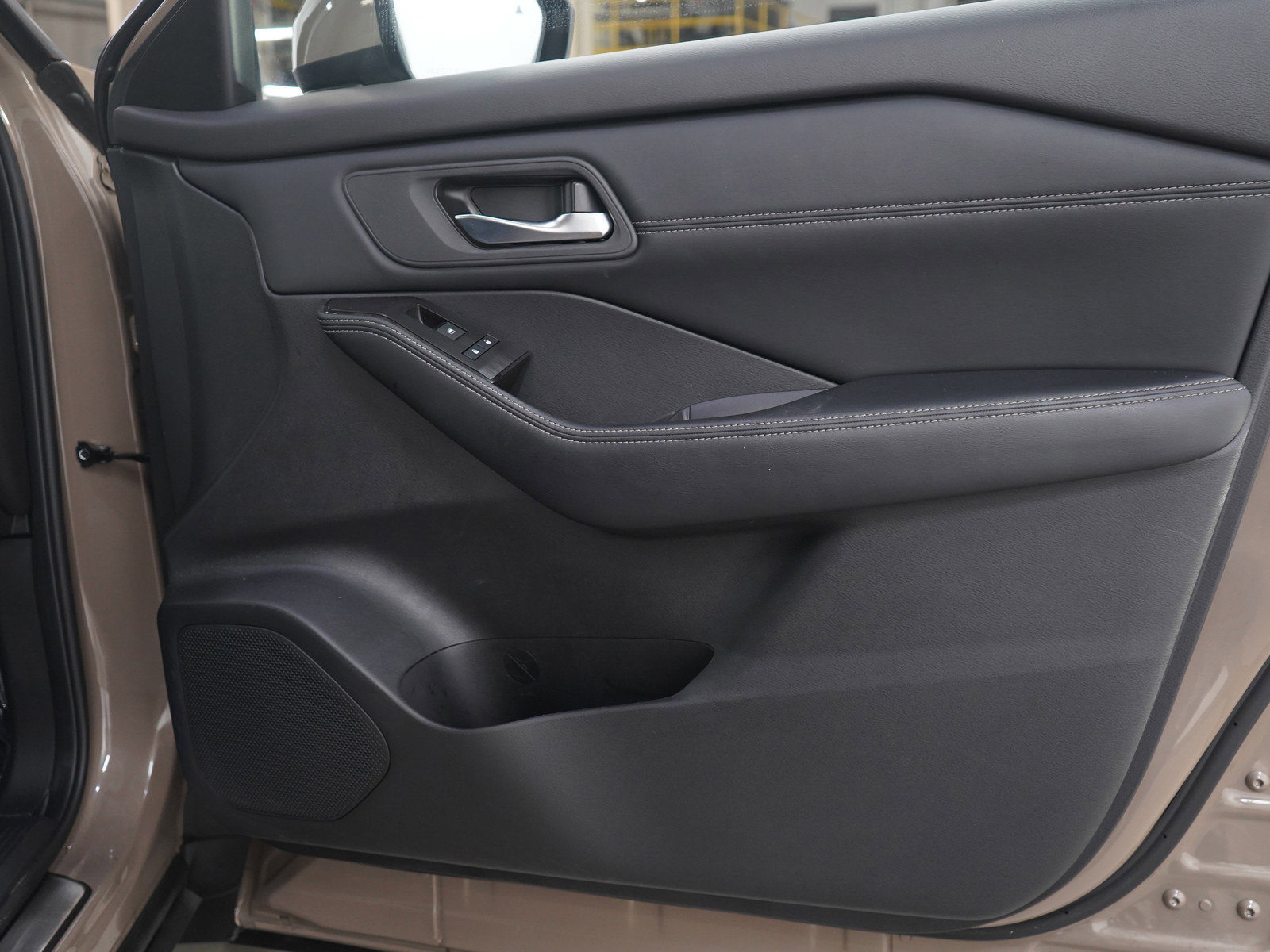 Used 2025 Nissan Rogue SV w/ SV Premium Package image 9