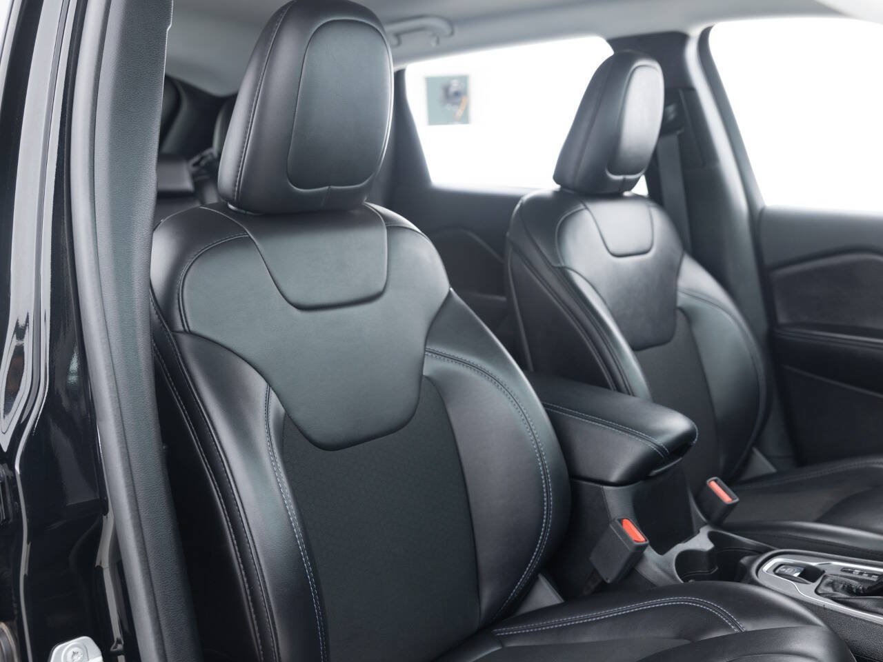 Used 2019 Jeep Cherokee Latitude Plus w/ Cold Weather Group FWD image 28