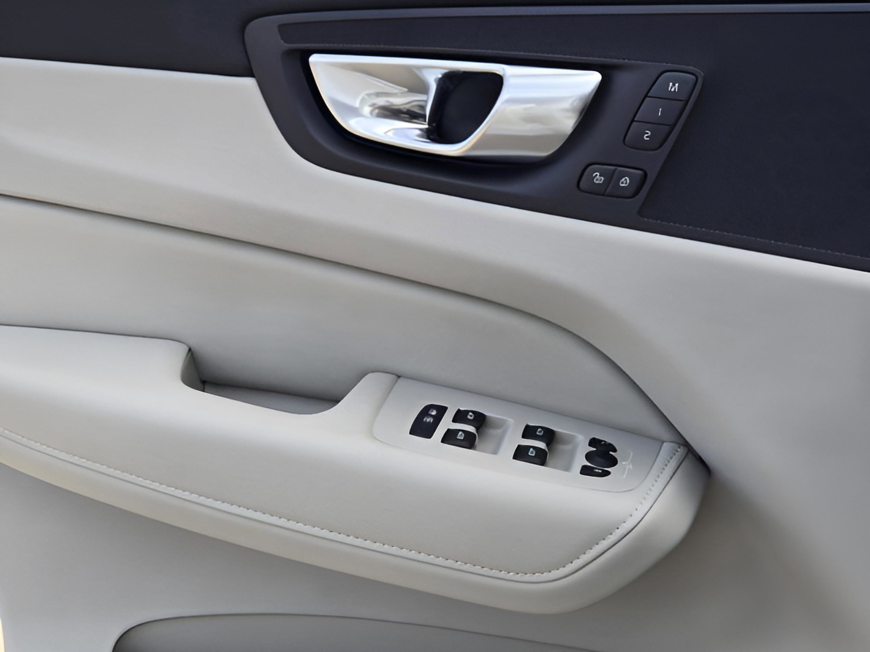 Used 2025 Volvo XC60 T8 Plus w/ Protection Package Premier image 17