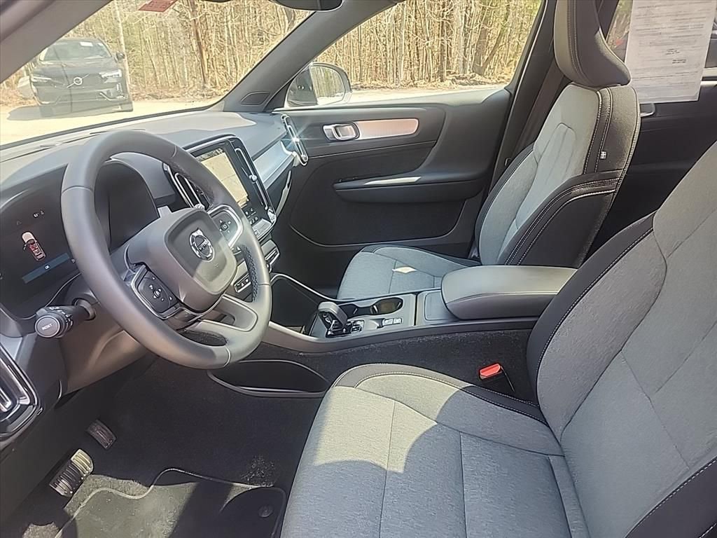 Certified 2025 Volvo XC40 B5 Core AWD/4WD image 28