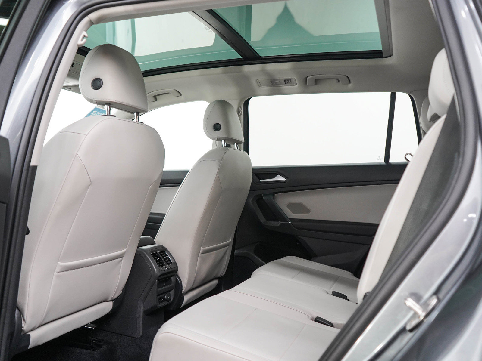 Used 2018 Volkswagen Tiguan SEL AWD/4WD image 18