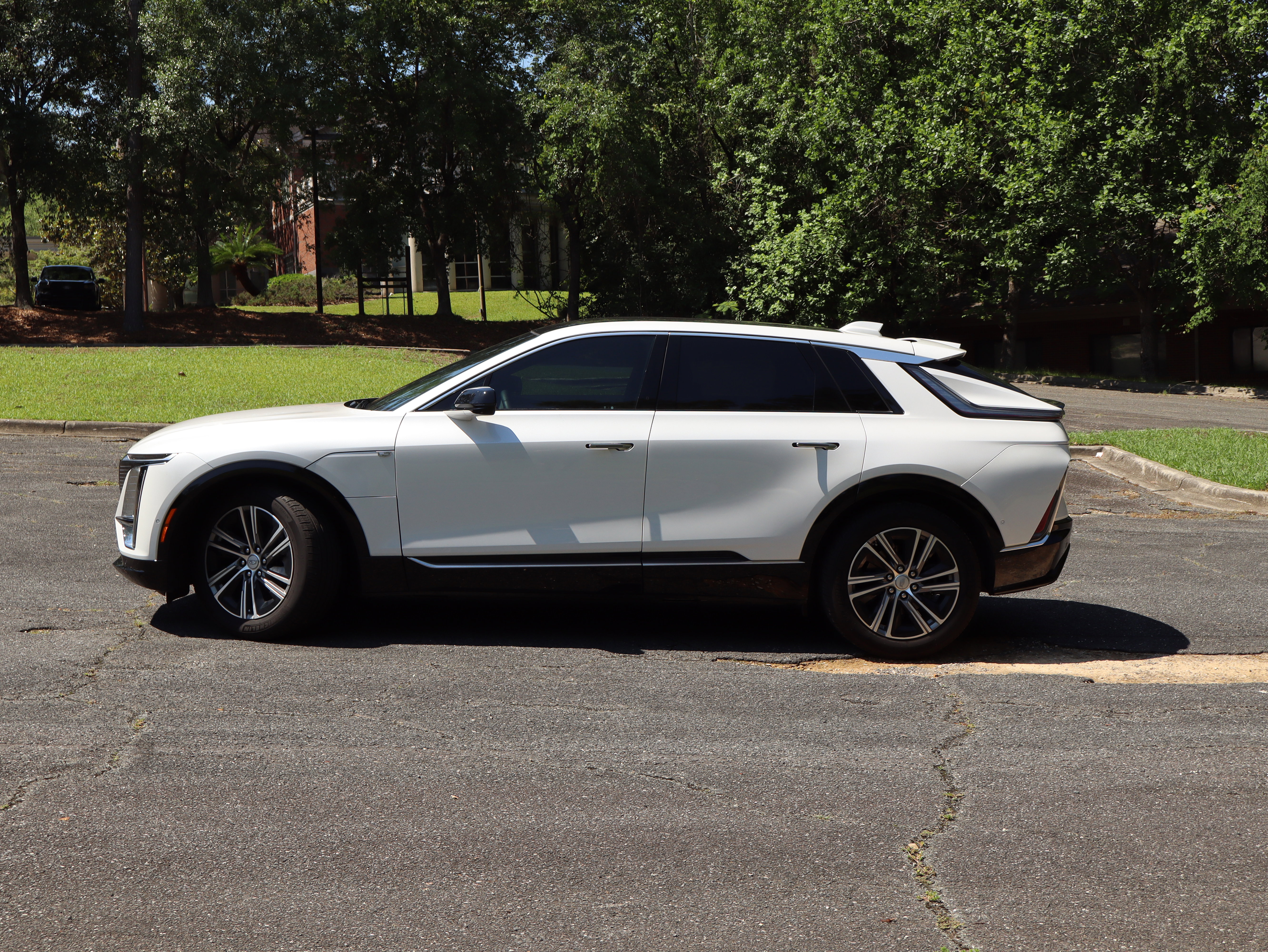 Used 2024 Cadillac Lyriq Luxury RWD image 3