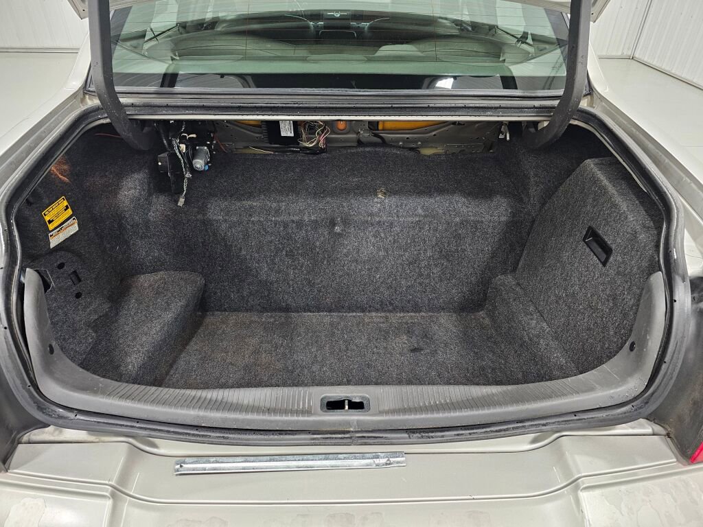 Used 2005 Lincoln Town Car Signature Limited image 15