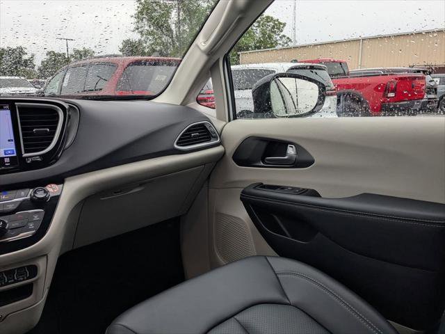Certified 2024 Chrysler Pacifica Touring-L FWD image 18