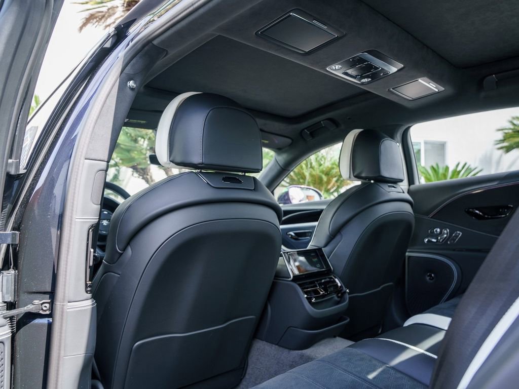 Used 2025 Bentley Flying Spur Plug-In Hybrid AWD/4WD image 12