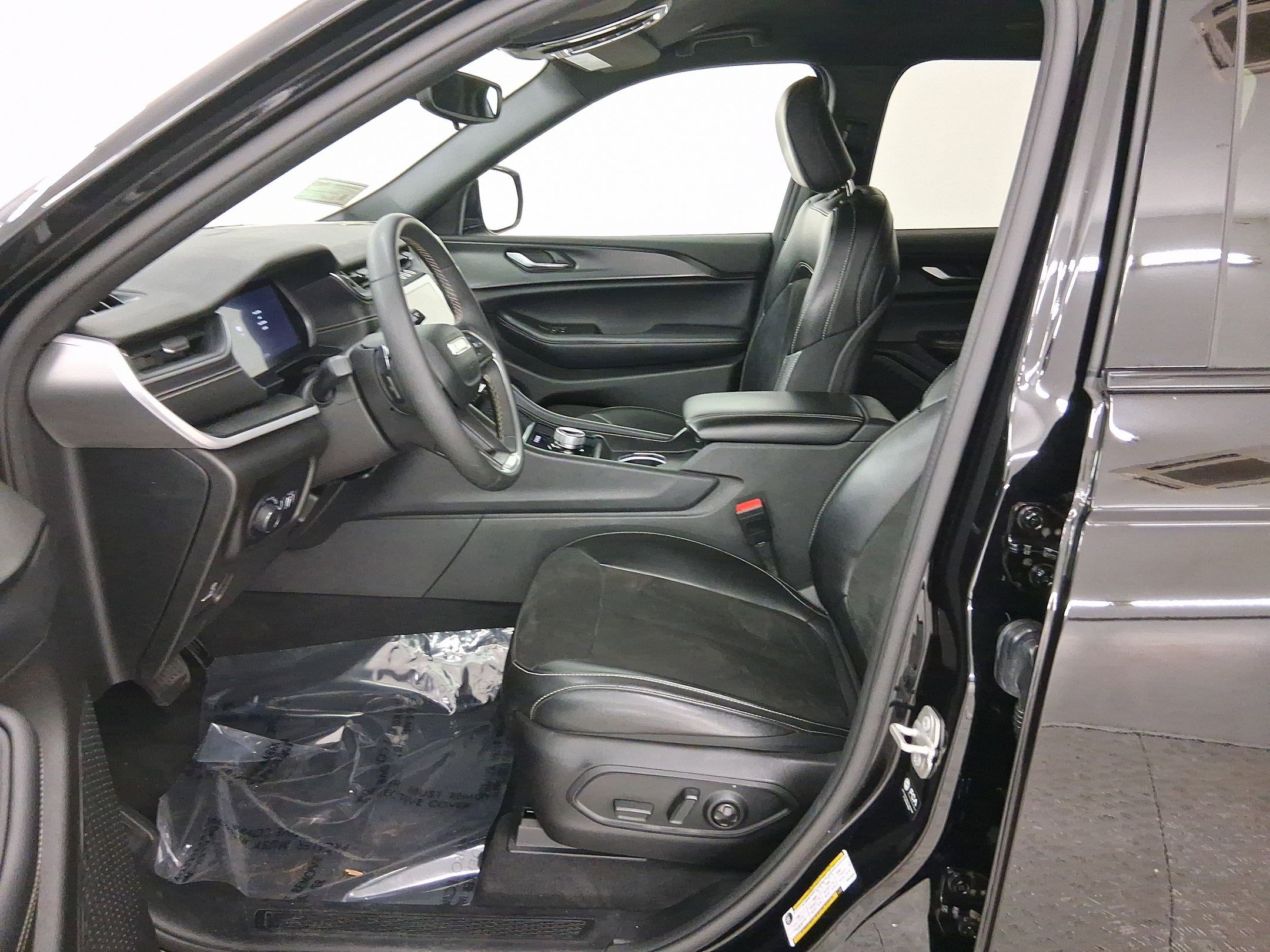 Used 2024 Jeep Grand Cherokee L Laredo image 5