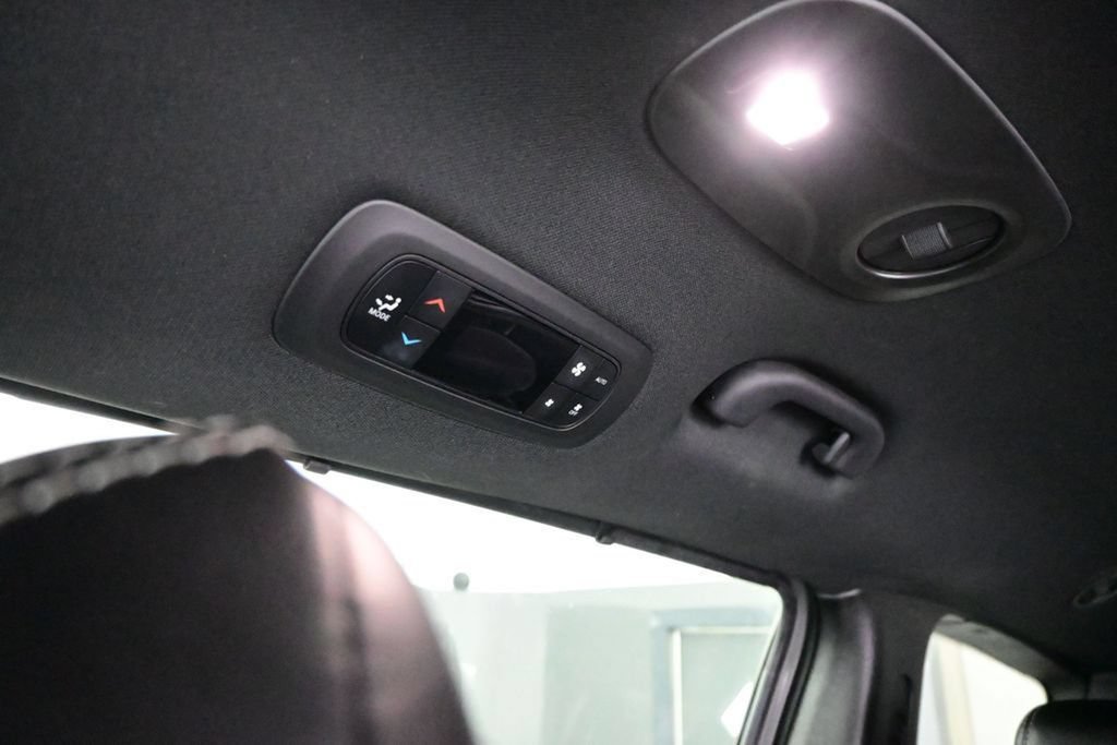 Used 2025 Chrysler Pacifica Select FWD image 33