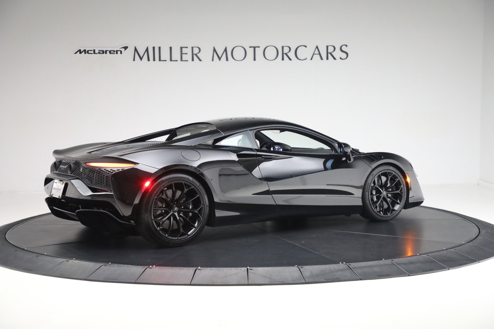 Used 2025 McLaren Artura image 9