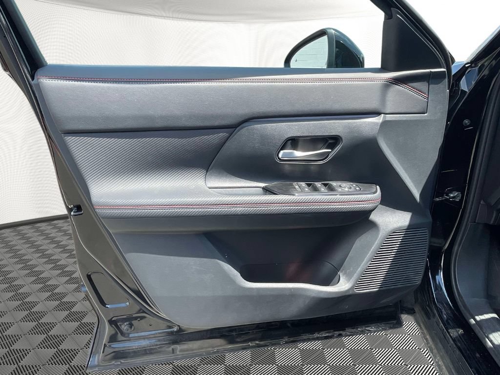 Used 2025 Nissan Kicks SR FWD image 15