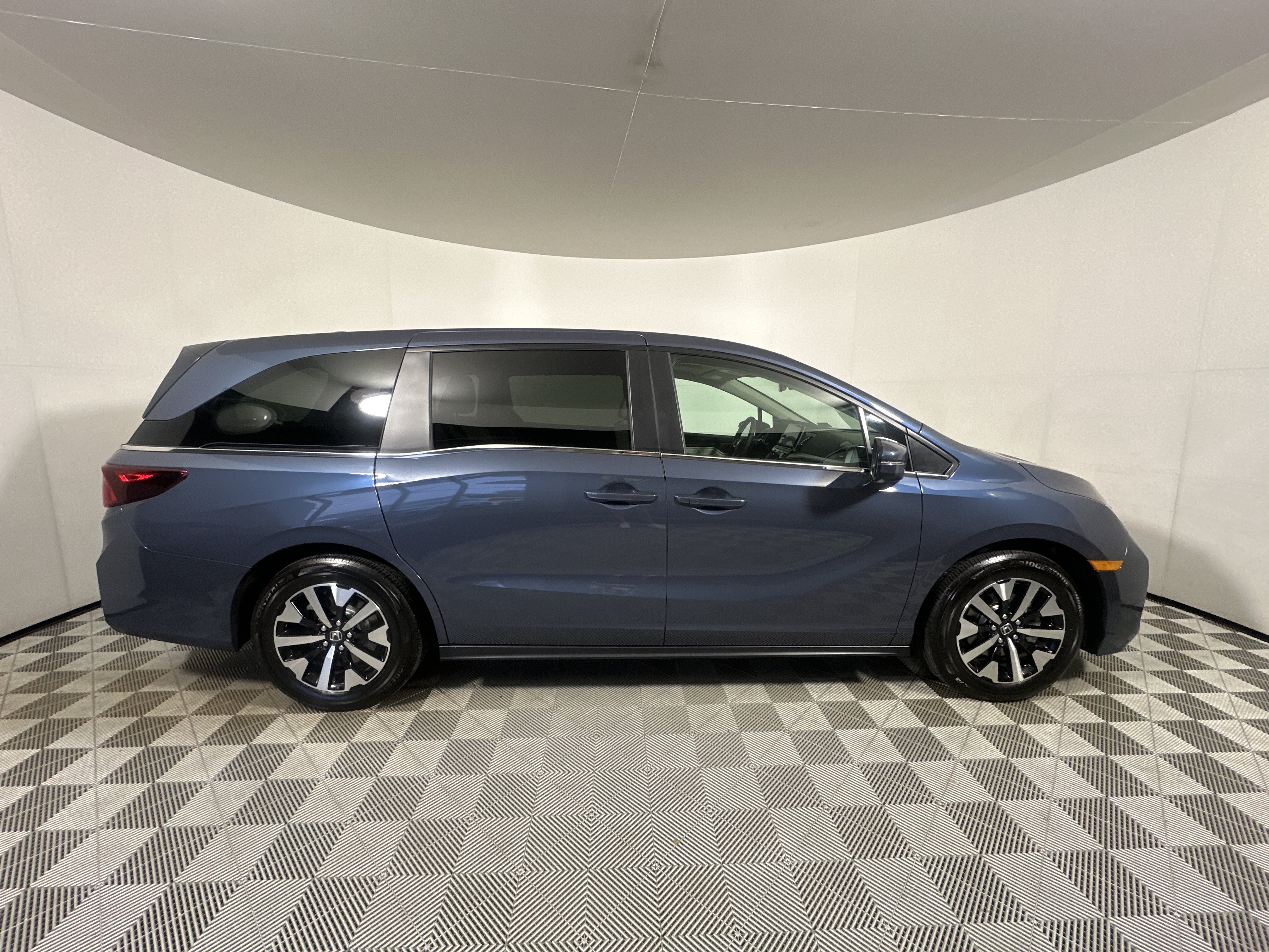 Used 2025 Honda Odyssey EX-L image 8