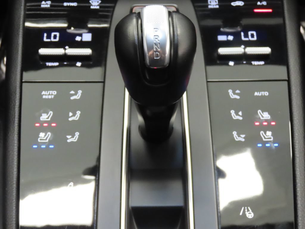 Certified 2024 Porsche Macan Turbo AWD/4WD image 27