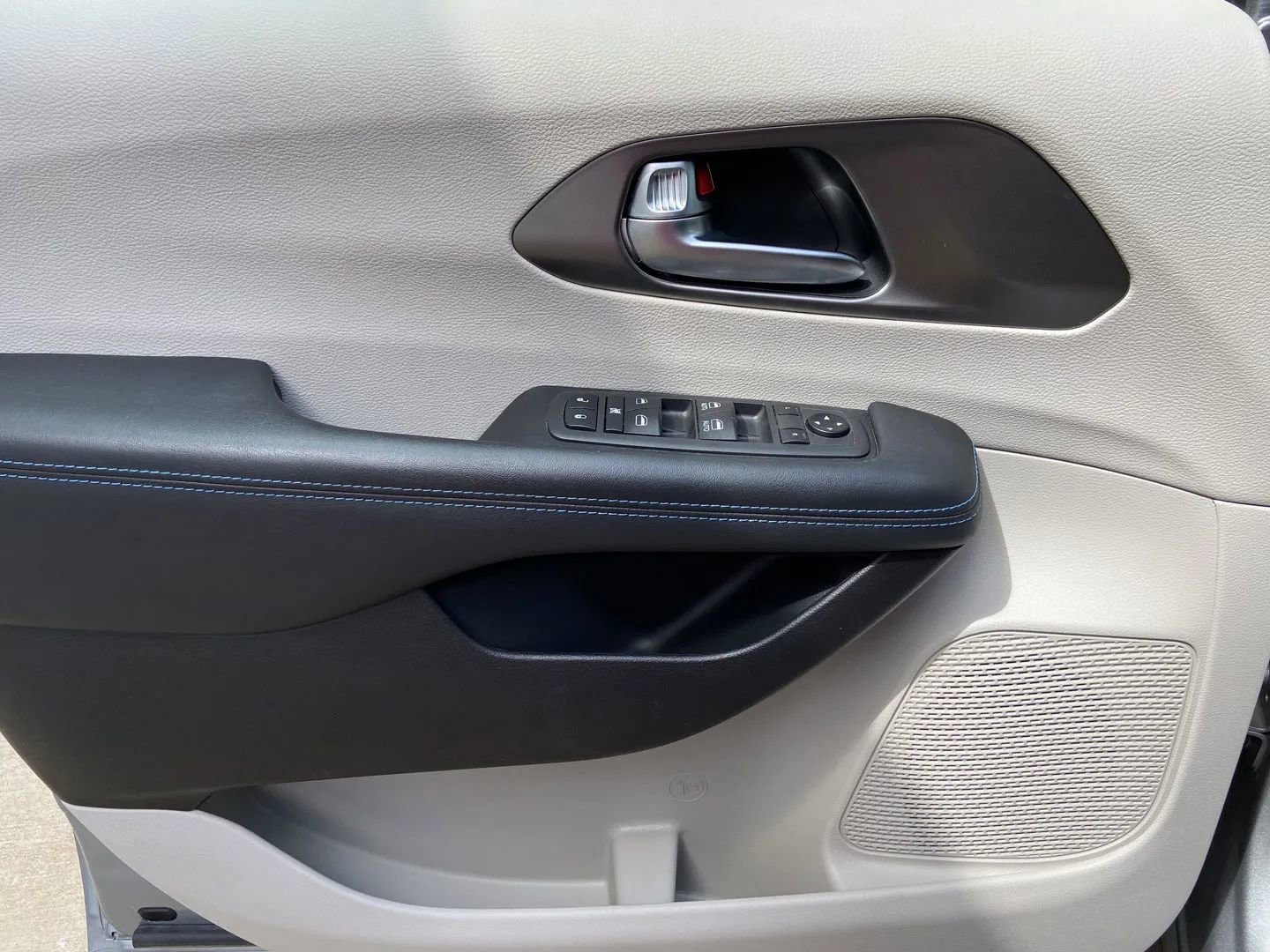 Used 2021 Chrysler Pacifica Touring image 10