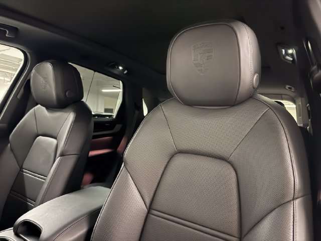 Certified 2025 Porsche Cayenne E-Hybrid w/ Premium Package Plus AWD/4WD image 33