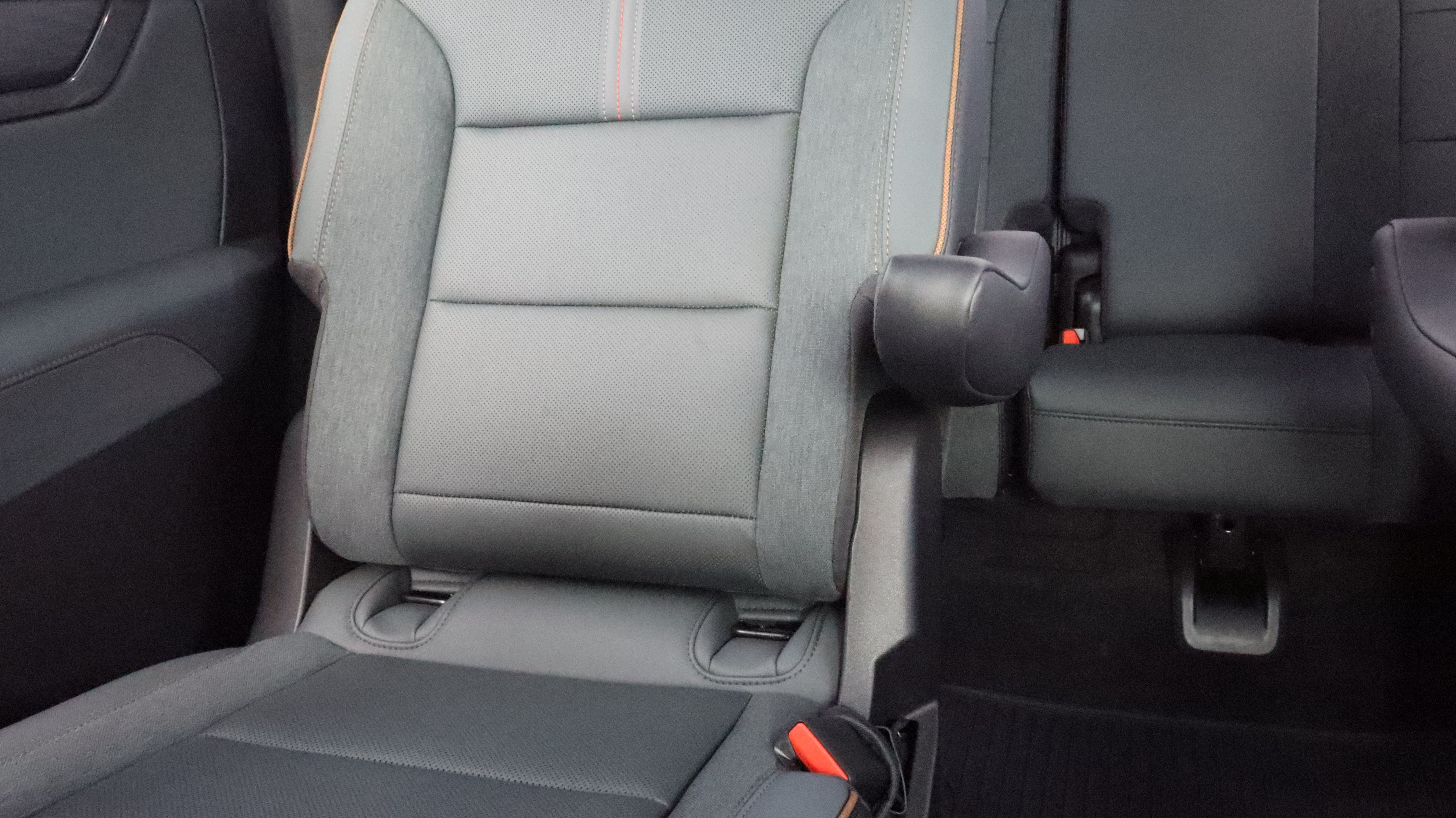 Used 2026 GMC Acadia AT4 w/ LPO, Floor Liner Package AWD/4WD image 10