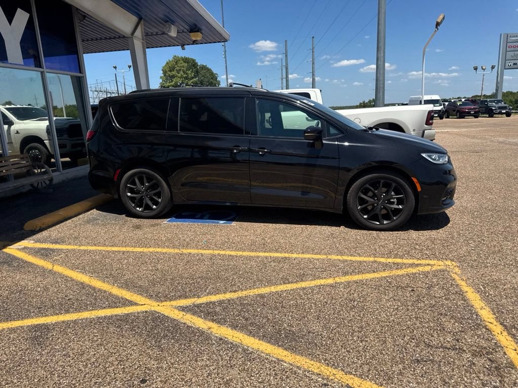 Used 2025 Chrysler Pacifica Limited FWD image 4