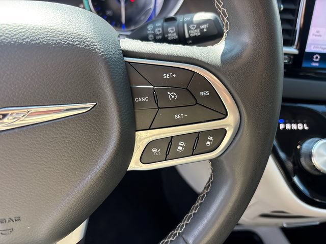 Used 2023 Chrysler Pacifica Touring-L FWD image 21