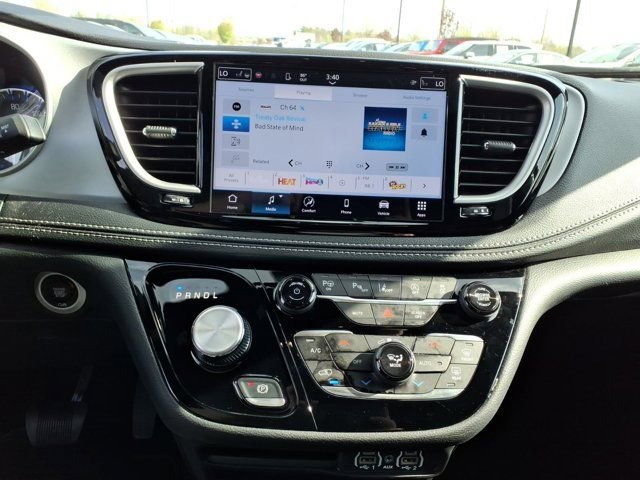 Used 2024 Chrysler Pacifica Touring-L w/ S Appearance Package image 10