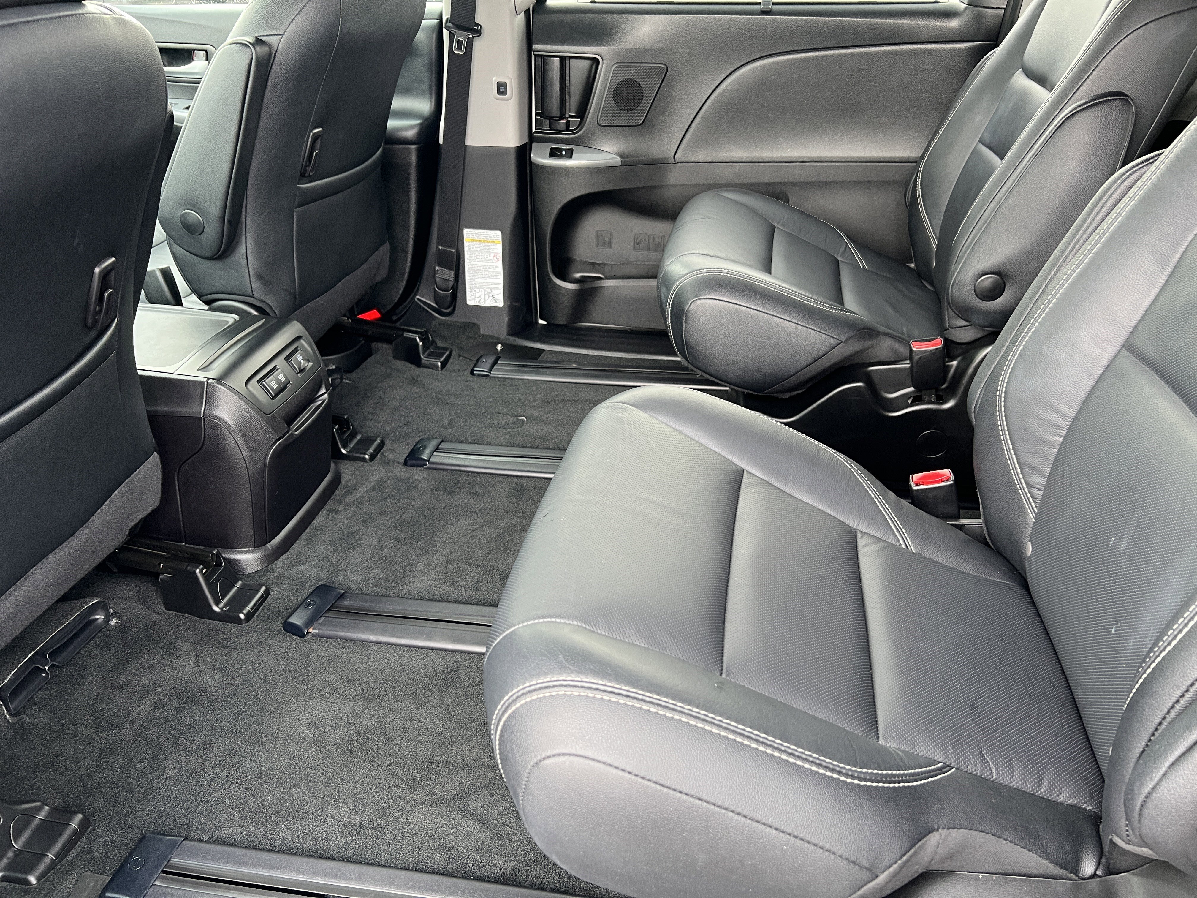 Used 2019 Toyota Sienna SE image 16