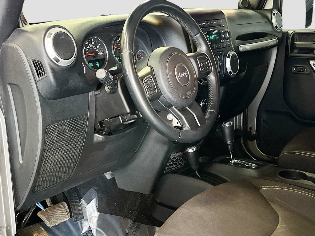 Used 2014 Jeep Wrangler Unlimited Sahara w/ Connectivity Group AWD/4WD image 9
